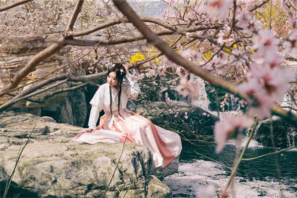 女人招风耳
